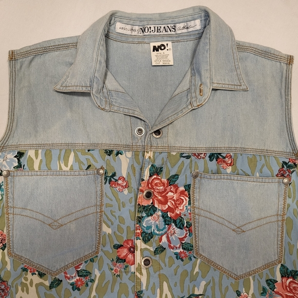 Sleeveless Denim and Floral print Button-down Top - Picture 4 of 9